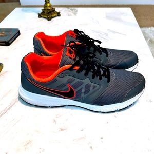 Nike runners! Very comfortable shoe!